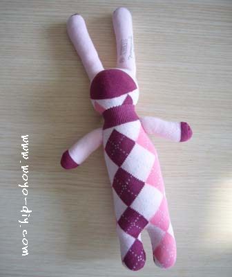 步骤九:把diy的袜子娃娃的兔子脑袋,兔子身体,兔子胳臂都用"藏针法"