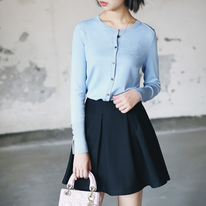 金属扣修身圆领针织开衫