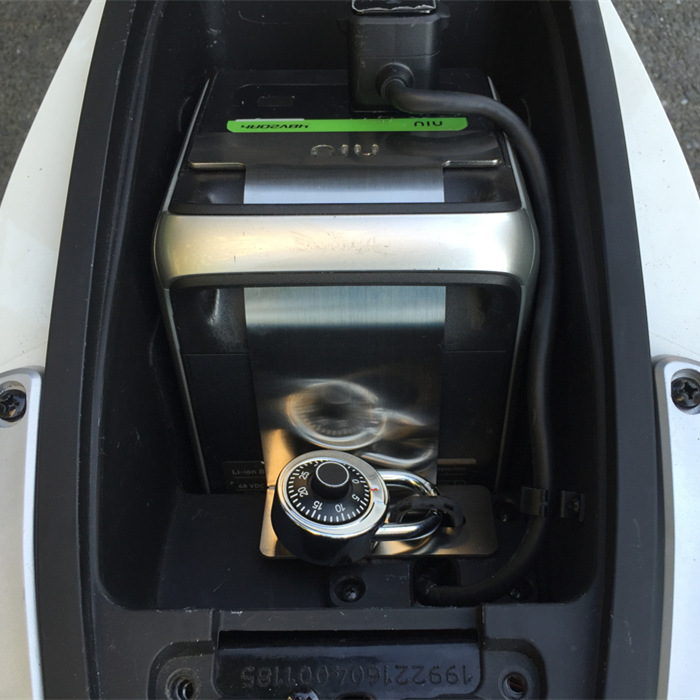 小牛M1电动车电池防盗锁踏板车电瓶防盗钢板