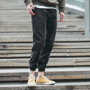 青年做旧水洗牛仔裤