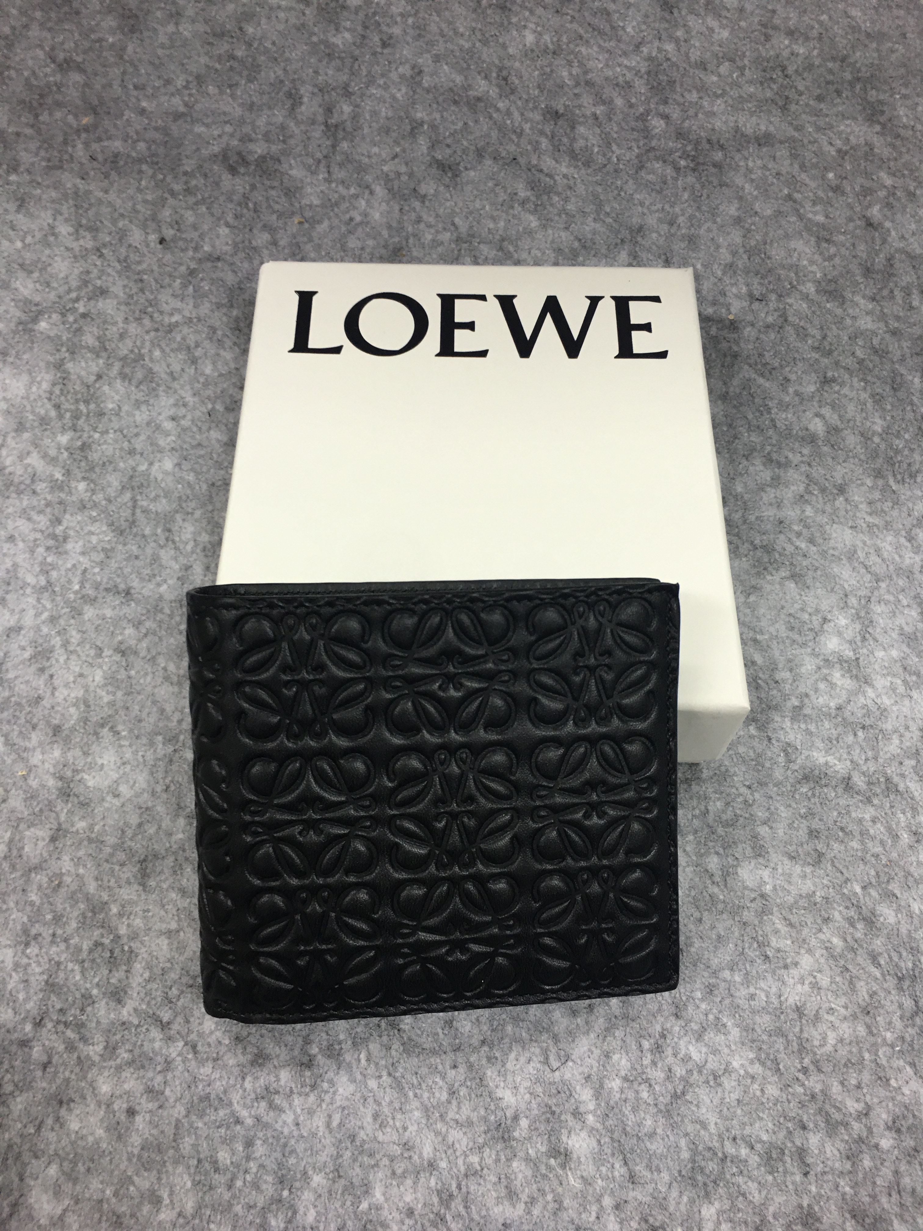 loewe 罗意威 新款男士短款logo压纹对折钱夹107.55.302