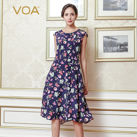 VOA 圆领包袖自然腰八片分割拼接喷绘重磅真丝过膝连衣裙A8607商品大图