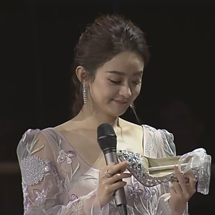 赵丽颖同款水晶鞋婚鞋水钻新娘结婚纱伴娘浅口细跟绑带大码女单鞋