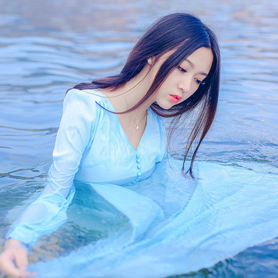 湖水蓝长裙