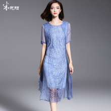 米思阳朝圣蓝色真丝连衣裙夏季新款宽松短袖圆领刺绣连衣裙女图片