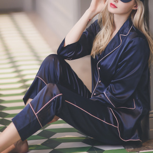 舒适丝质翻领睡衣套装