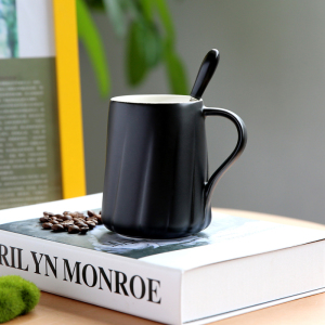 带盖勺旋纹马克杯