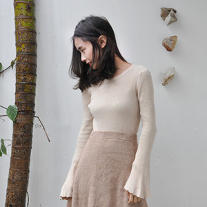 百搭圆领喇叭袖螺纹针织衫