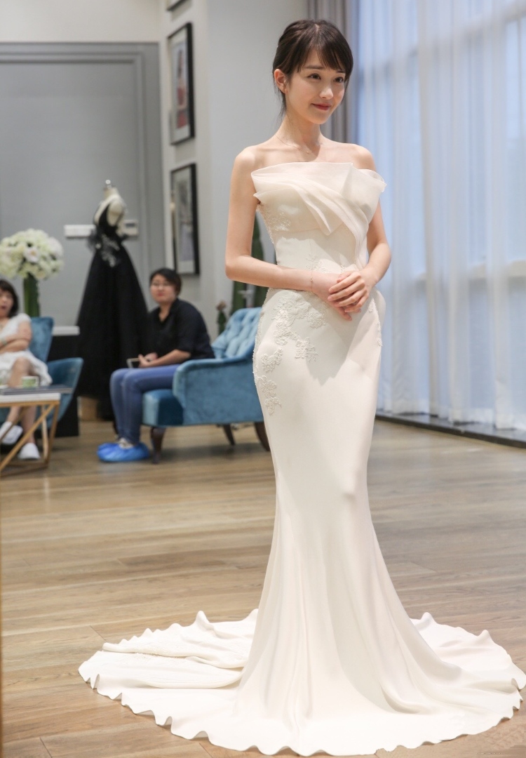 立体抹胸鱼尾小拖尾软缎婚纱礼服教堂主婚纱写真摄影性感晚礼服