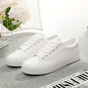 春系带白色皮面运动板鞋