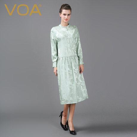 VOA 春水绿立领单排扣长袖宽大低腰碎褶提花亮面真丝连衣裙A6535商品大图