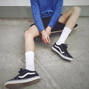 青年长筒竖条纹白袜