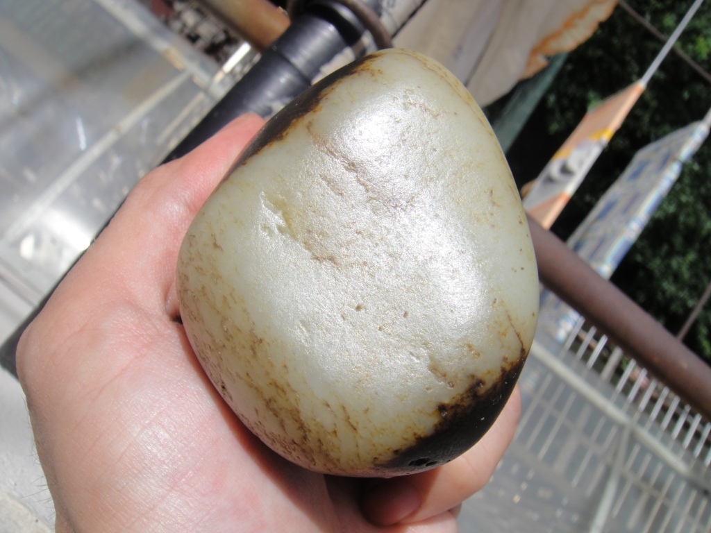 404克新疆和田玉高脂粉天地皮黑油皮乌鸦皮一级暖白籽料原石玩料(代友