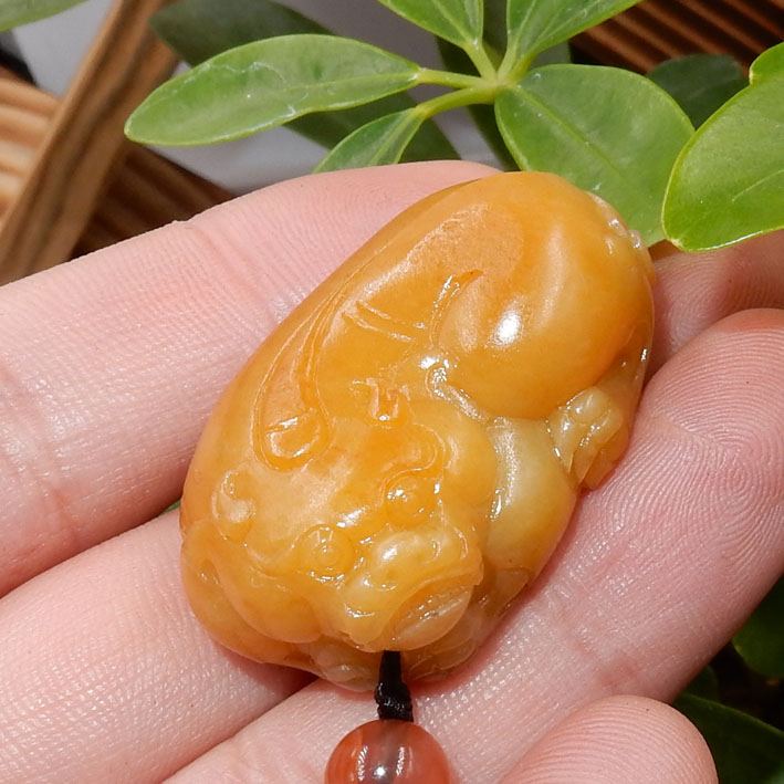 特惠23600元新疆和田玉苏工精品鸡油黄黄沁籽料祥瑞貔貅吊坠挂件