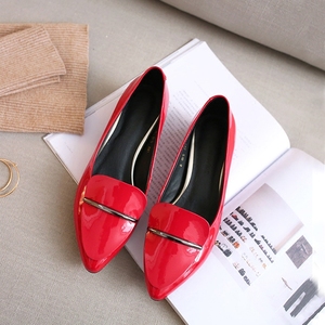 红色尖头小皮鞋