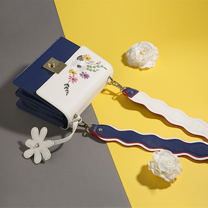 沐鱼百搭斜挎宽肩带单小包