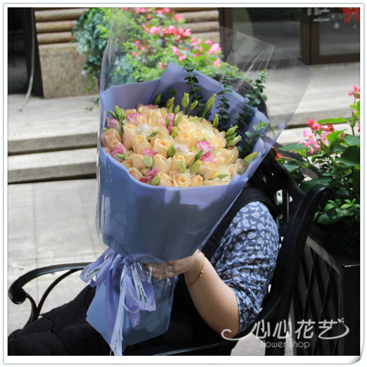 52朵香槟玫瑰桔梗韩式花束重庆鲜花店送花同城520速递