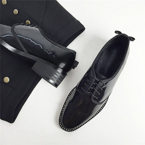 粗跟系带水钻小皮鞋