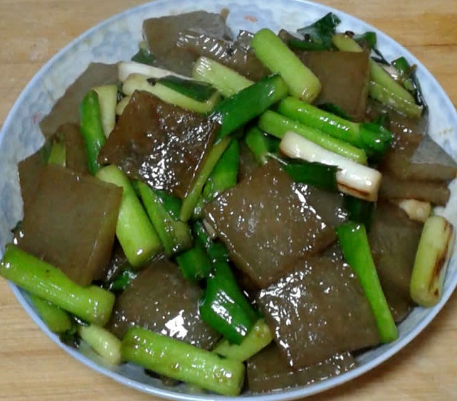 东北红薯焖子地瓜淀粉焖子煎炒地瓜粉焖子真正骨头汤肉丁打欠