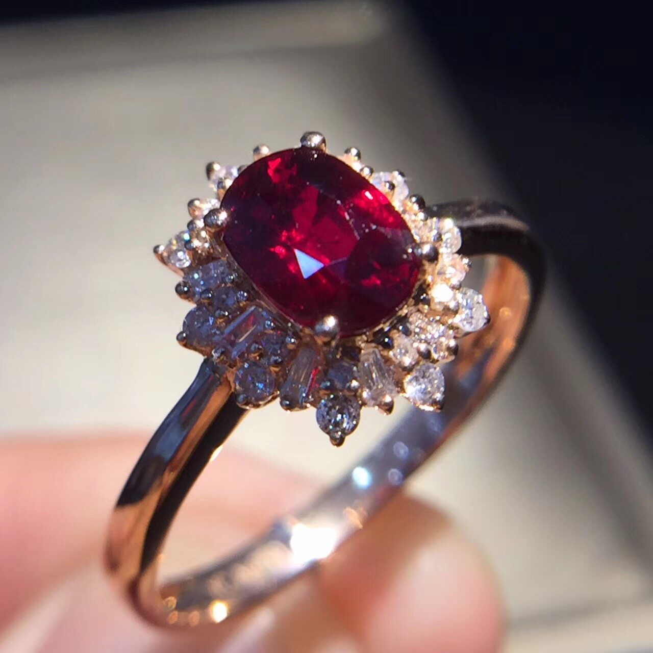 黄金戒指镶宝石   1,爪镶 爪镶是最常见也是应用最多的一种镶嵌方法