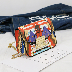 明显同款涂鸦撞色链条包