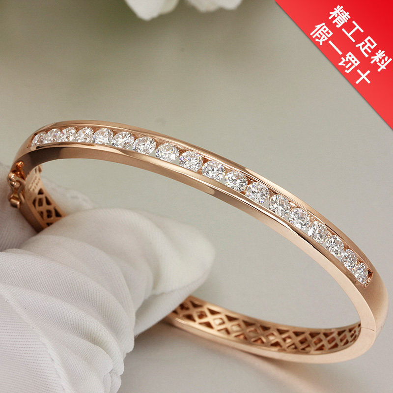 伟德国际深圳罗湖海关从饼干盒中查获近百万元翡翠首饰