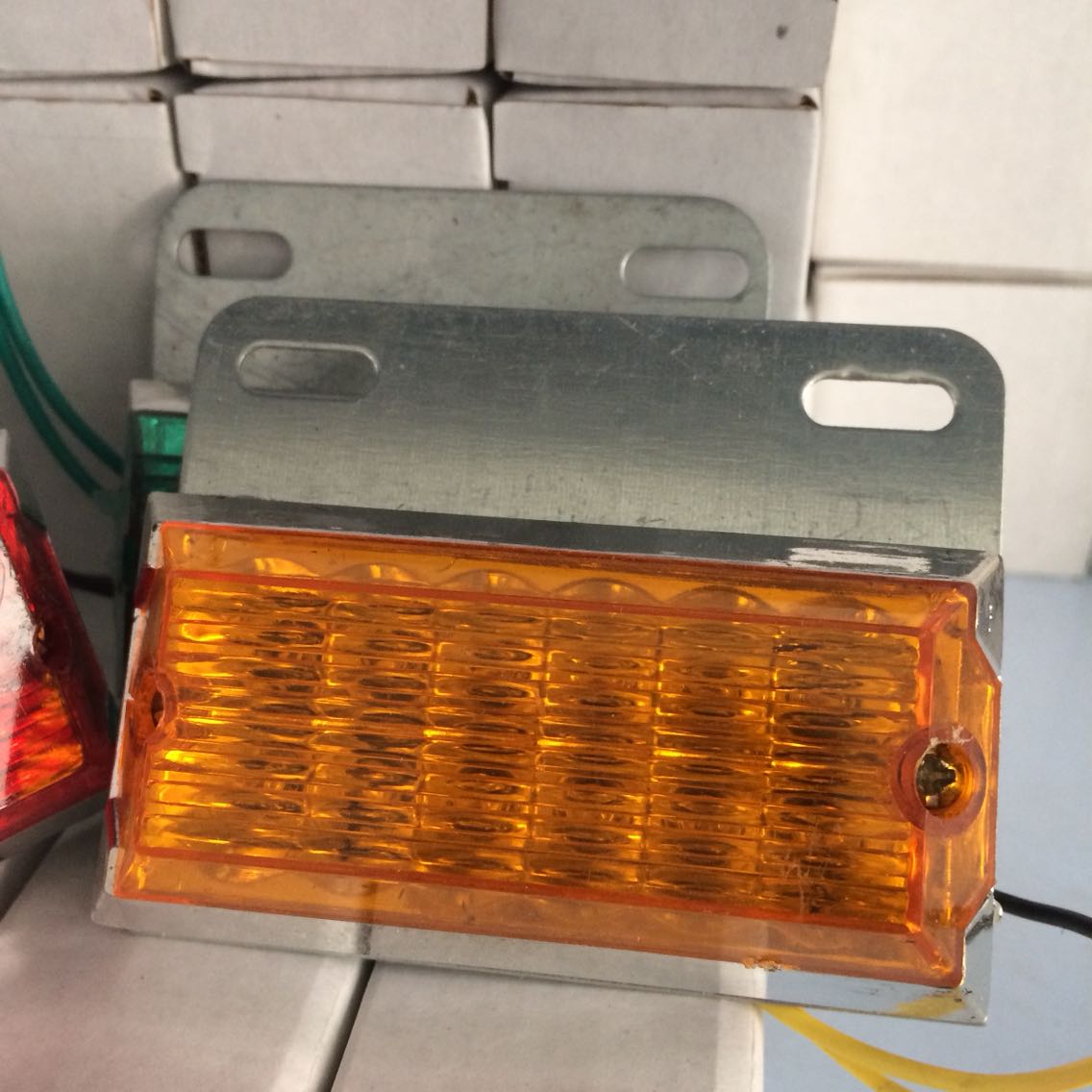 24v新款led汽车货车轮胎灯腰灯方灯后尾灯倒车灯边灯转向行车改装