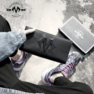 青年长款手抓包