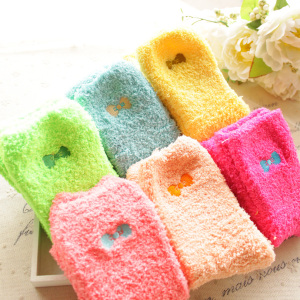 糖果色刺绣保暖珊瑚绒袜