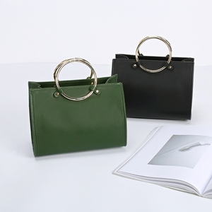 时尚铁环手提包