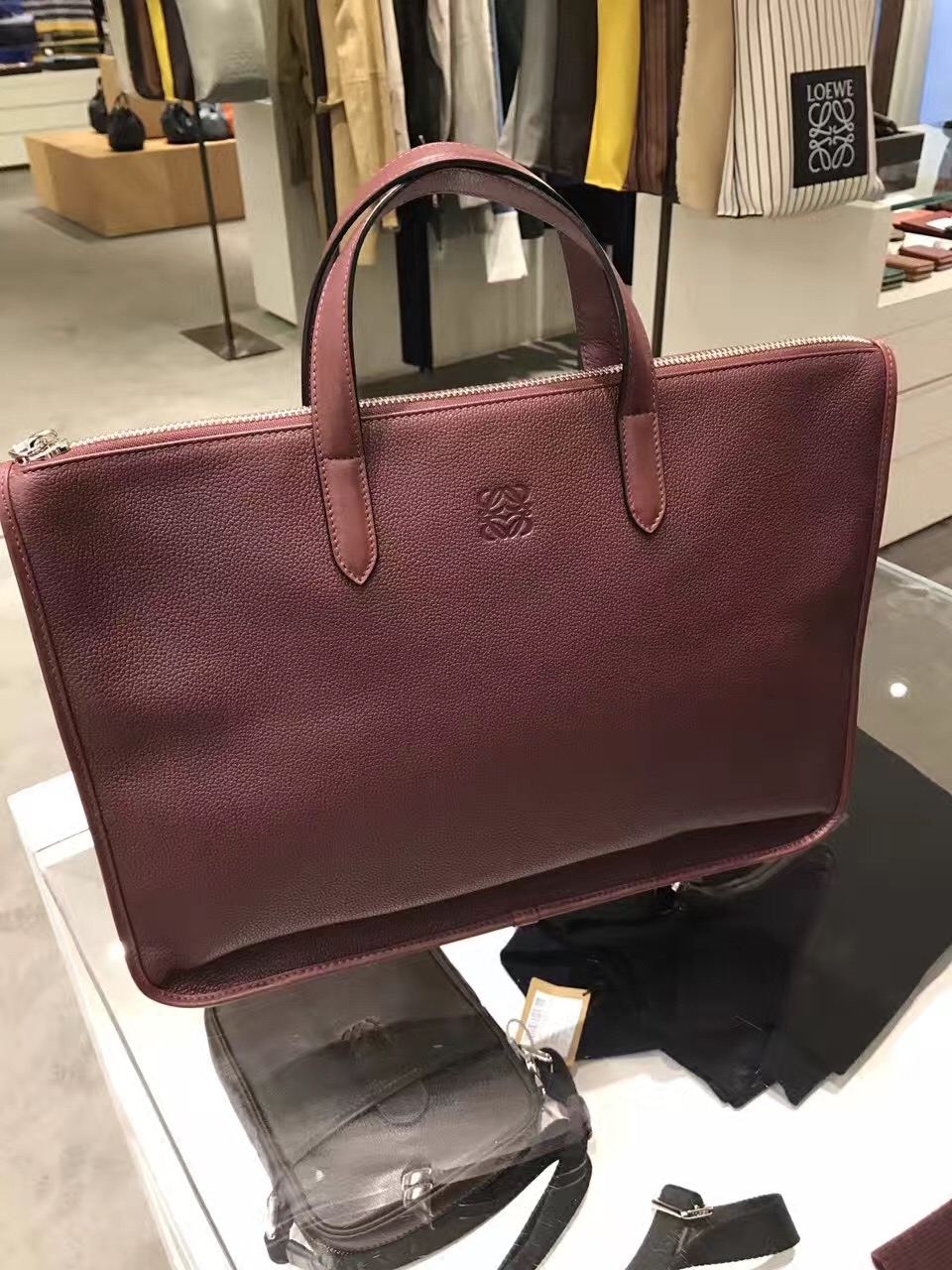 查看淘宝全球专柜购 loewe/罗意威 17款男士公文包 商务包/公文包价格