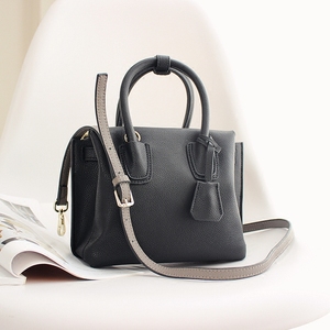 撞色牛皮抽带迷你托特包