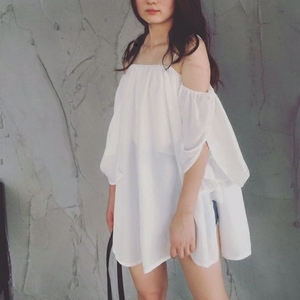 白色吊带一字露肩雪纺衫