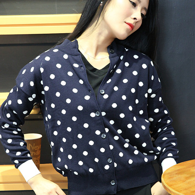 白色前纽扣外套