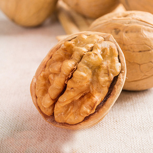 2016年正宗新疆薄皮核桃 未清洗黑核桃500g休闲食品2斤包邮