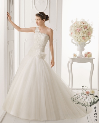 米白色斜肩婚纱