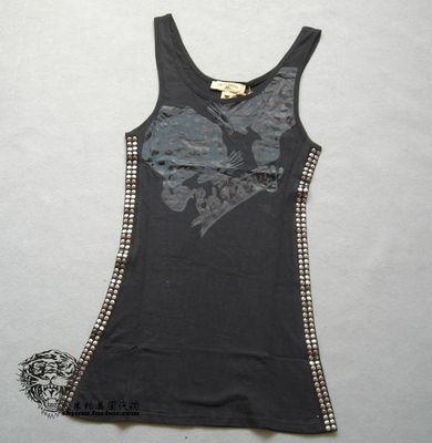 黑灰色铆钉背心