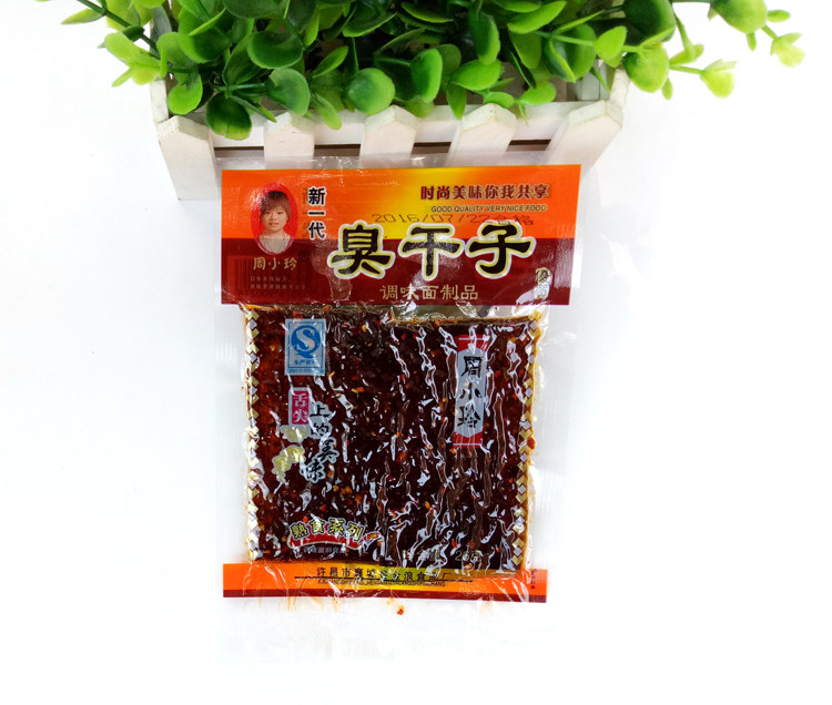 50袋包邮 怀旧零食 周小玲臭干子长沙臭豆腐童年麻辣辣条辣片食品