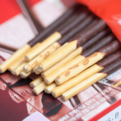 韩国食品 乐天红巧克力棒手指饼干52g 光棍威化饼干休闲零食/am17