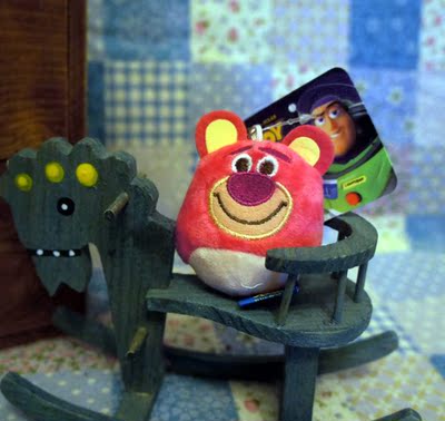 正版迪斯尼玩具总动员-粉色牢骚熊毛绒挂件/手机屏擦挂饰背包挂饰