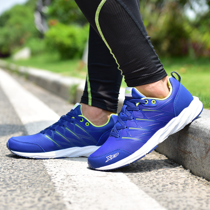 特步官方旗舰店男鞋防水防臭运动鞋秋冬款蓝色休闲真皮面跑步鞋男