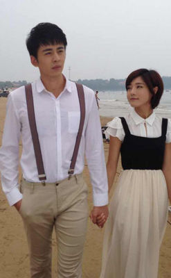 冬暖花会开邓家佳 蓝素馨同款黑白拼色吊带大摆连衣裙长期夏季女