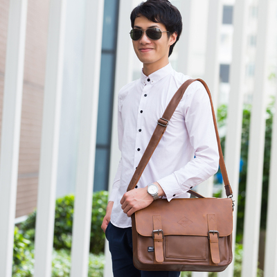 斜跨学生黑色大包