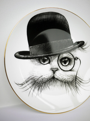 【hon8uoh设计】英国骨瓷盘戴帽子的眼镜猫先生 白盘金边 圣诞
