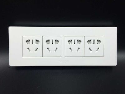 展开全部 上面是十二孔插座接线图 红色线是火线,把四个插座相同