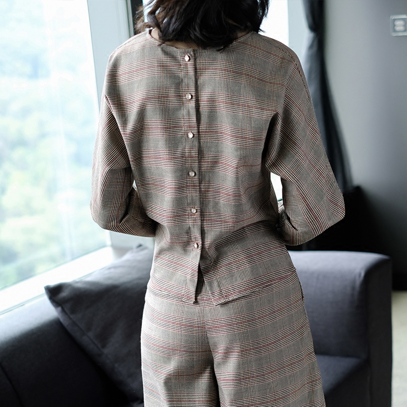 这款纯色的阔腿裤套装,整齐的单排扣看着很是典雅高雅,背影真的是美爆