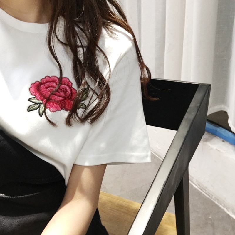 胸口带玫瑰花的t恤图片